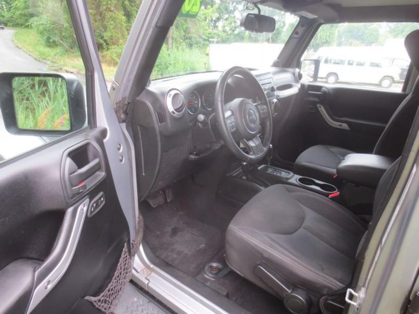 2013 Gray /Black Jeep Wrangler Unlimited Sahara (1C4BJWEG6DL) with an 3.6L V6 DOHC 24V FFV engine, Automatic transmission, located at 270 US Route 6, Mahopac, NY, 10541, (845) 621-0895, 41.349022, -73.755280- Photo#6