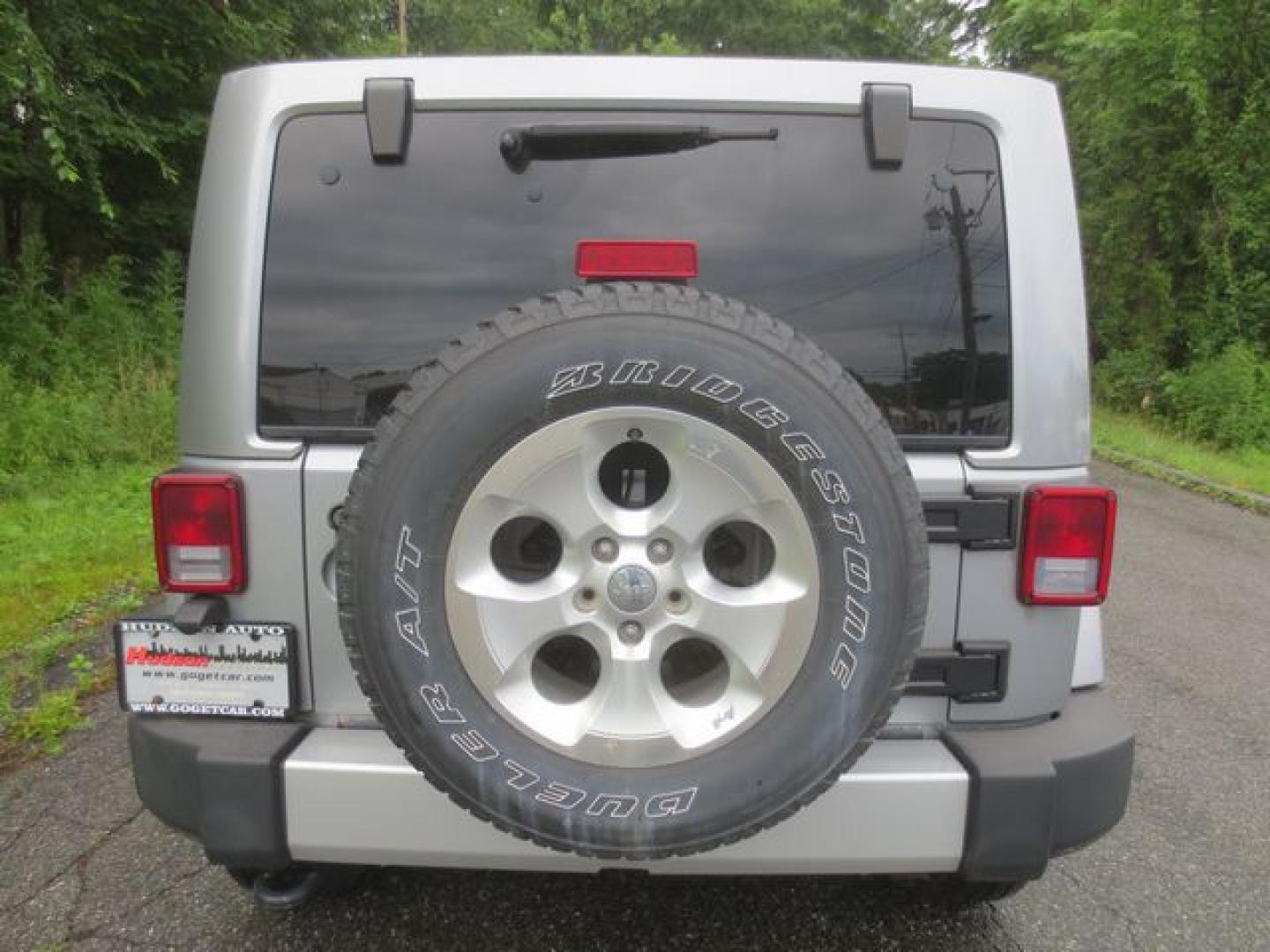 2013 Gray /Black Jeep Wrangler Unlimited Sahara (1C4BJWEG6DL) with an 3.6L V6 DOHC 24V FFV engine, Automatic transmission, located at 270 US Route 6, Mahopac, NY, 10541, (845) 621-0895, 41.349022, -73.755280- Photo#5