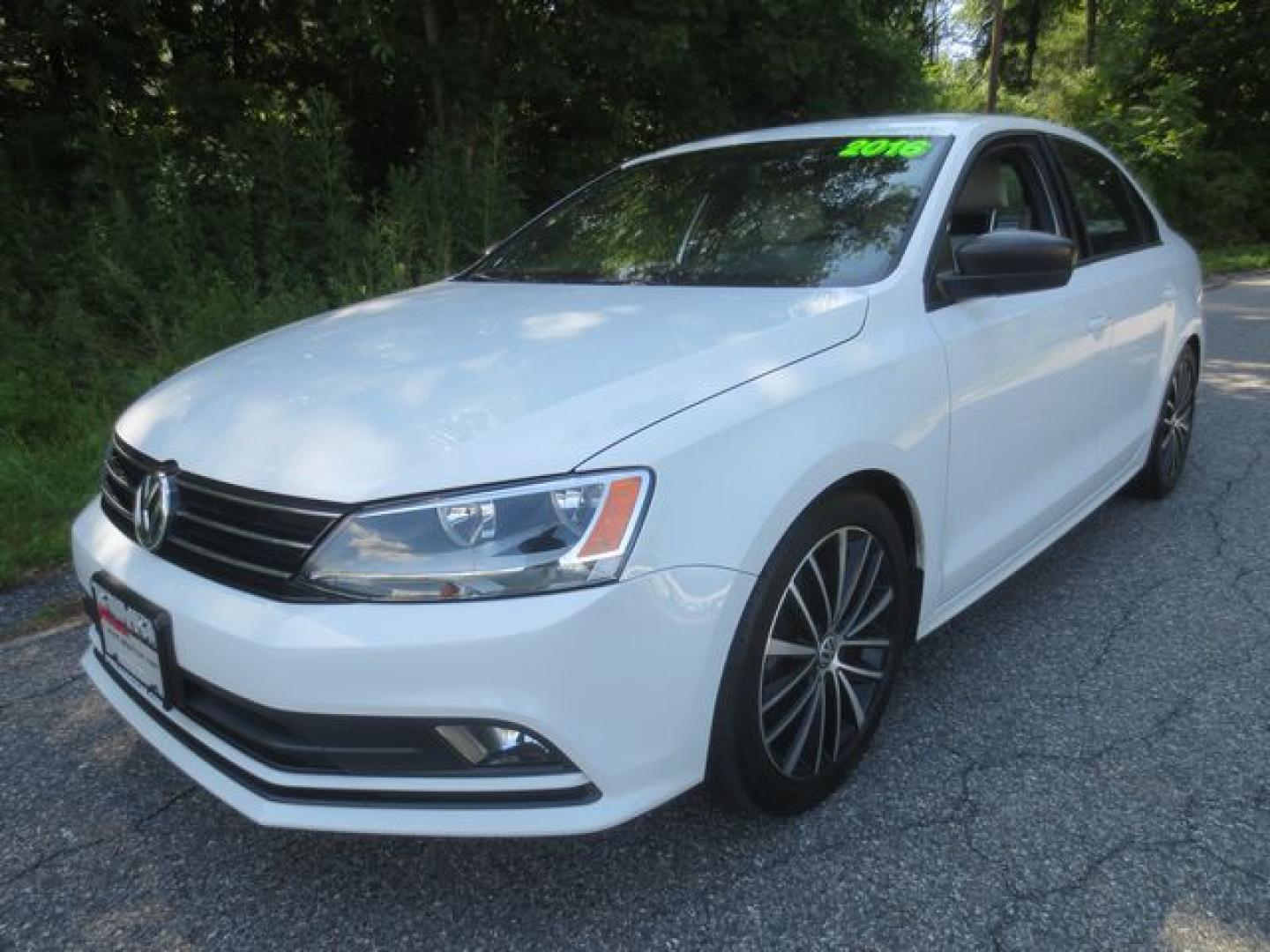 2016 White /White/Black Volkswagen Jetta SE (3VWB17AJ5GM) with an 1.8L L4 DOHC 20V engine, 5 Speed Manual transmission, located at 270 US Route 6, Mahopac, NY, 10541, (845) 621-0895, 41.349022, -73.755280- Photo#0
