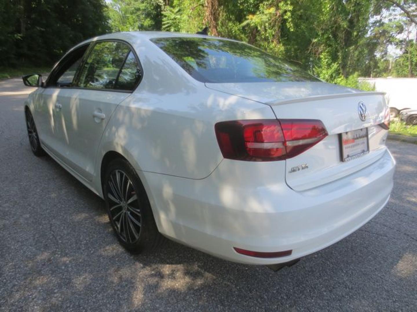 2016 White /White/Black Volkswagen Jetta SE (3VWB17AJ5GM) with an 1.8L L4 DOHC 20V engine, 5 Speed Manual transmission, located at 270 US Route 6, Mahopac, NY, 10541, (845) 621-0895, 41.349022, -73.755280- Photo#4