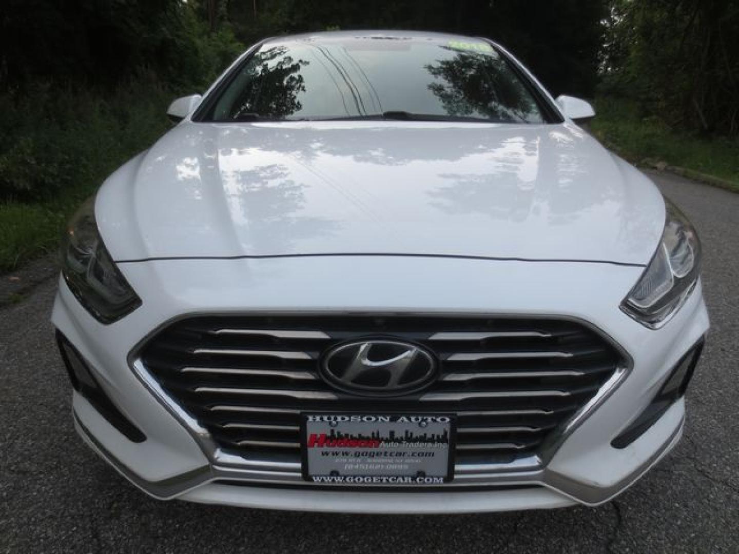 2018 White /Black Hyundai Sonata SE (5NPE24AF9JH) with an 2.4L L4 DOHC 16V engine, Automatic transmission, located at 270 US Route 6, Mahopac, NY, 10541, (845) 621-0895, 41.349022, -73.755280- Photo#2