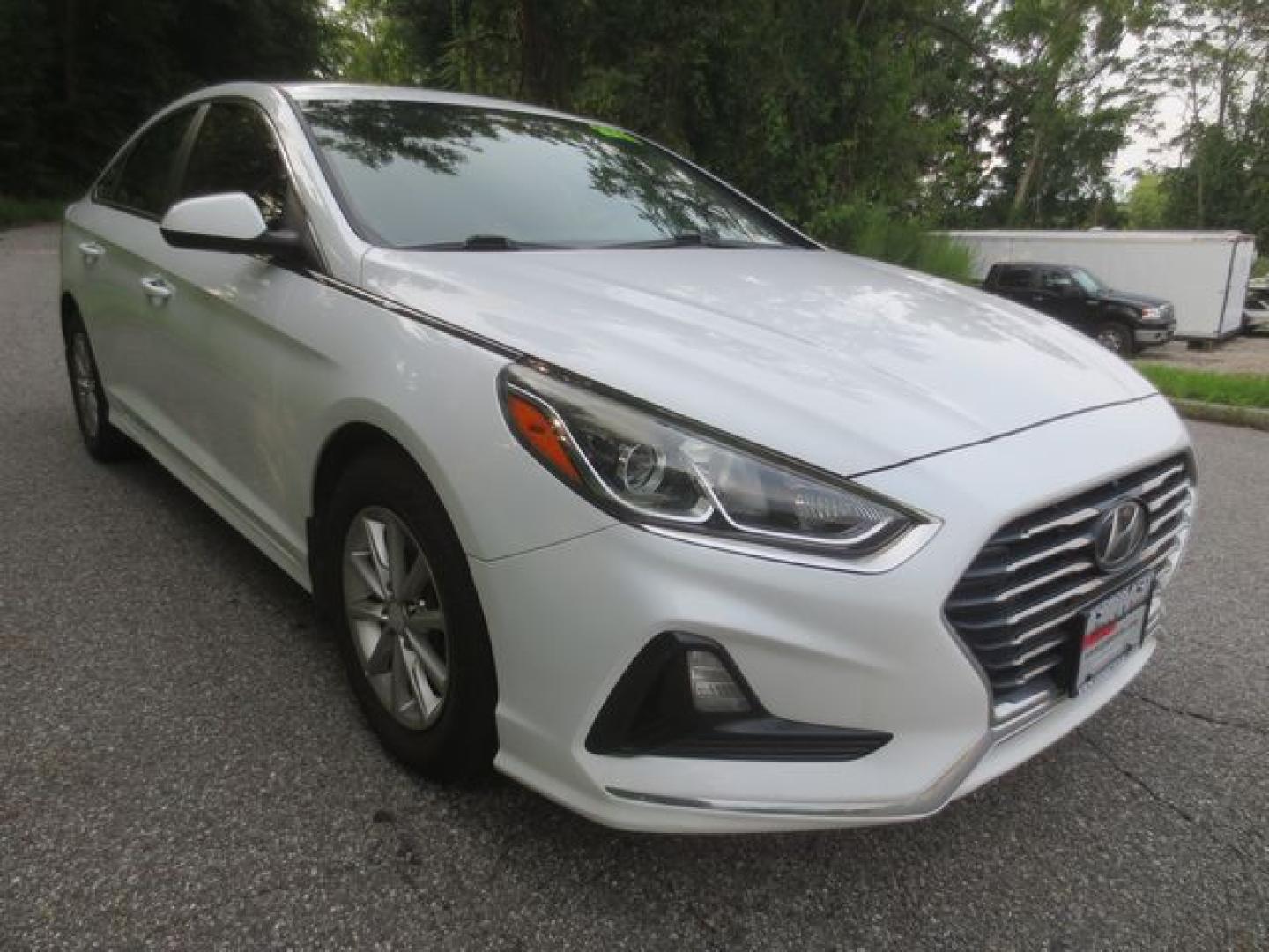 2018 White /Black Hyundai Sonata SE (5NPE24AF9JH) with an 2.4L L4 DOHC 16V engine, Automatic transmission, located at 270 US Route 6, Mahopac, NY, 10541, (845) 621-0895, 41.349022, -73.755280- Photo#1