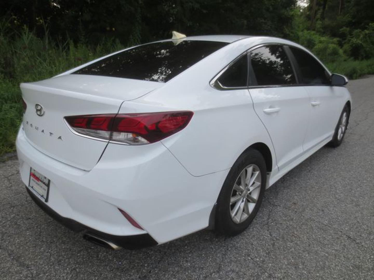 2018 White /Black Hyundai Sonata SE (5NPE24AF9JH) with an 2.4L L4 DOHC 16V engine, Automatic transmission, located at 270 US Route 6, Mahopac, NY, 10541, (845) 621-0895, 41.349022, -73.755280- Photo#3