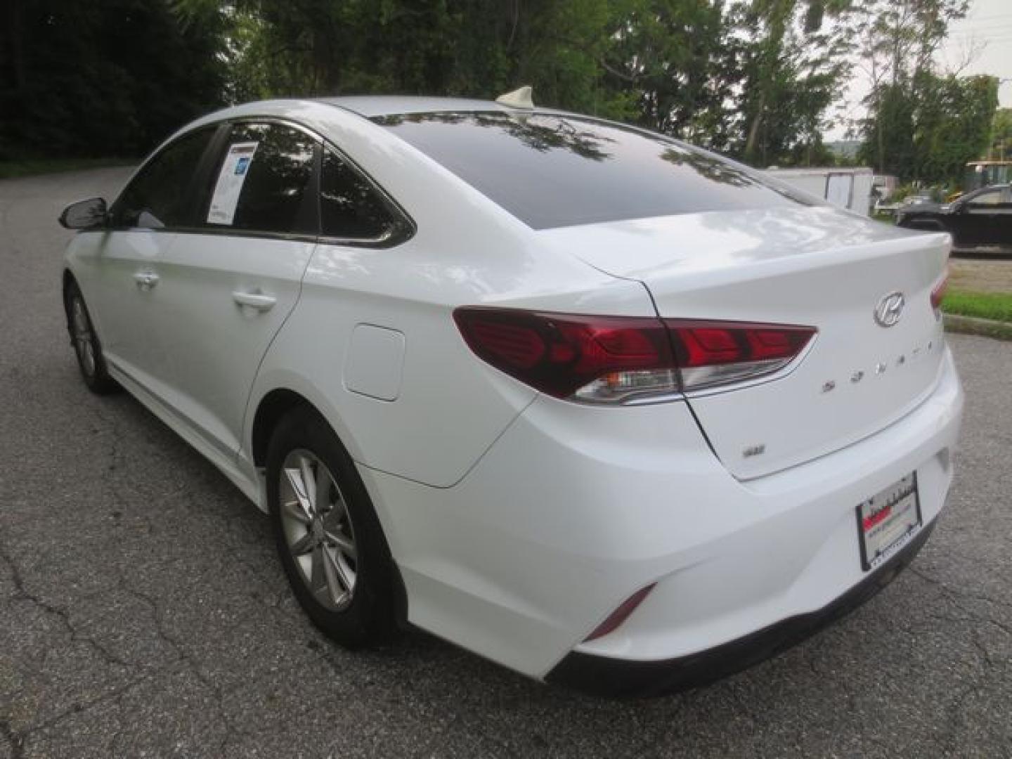 2018 White /Black Hyundai Sonata SE (5NPE24AF9JH) with an 2.4L L4 DOHC 16V engine, Automatic transmission, located at 270 US Route 6, Mahopac, NY, 10541, (845) 621-0895, 41.349022, -73.755280- Photo#4