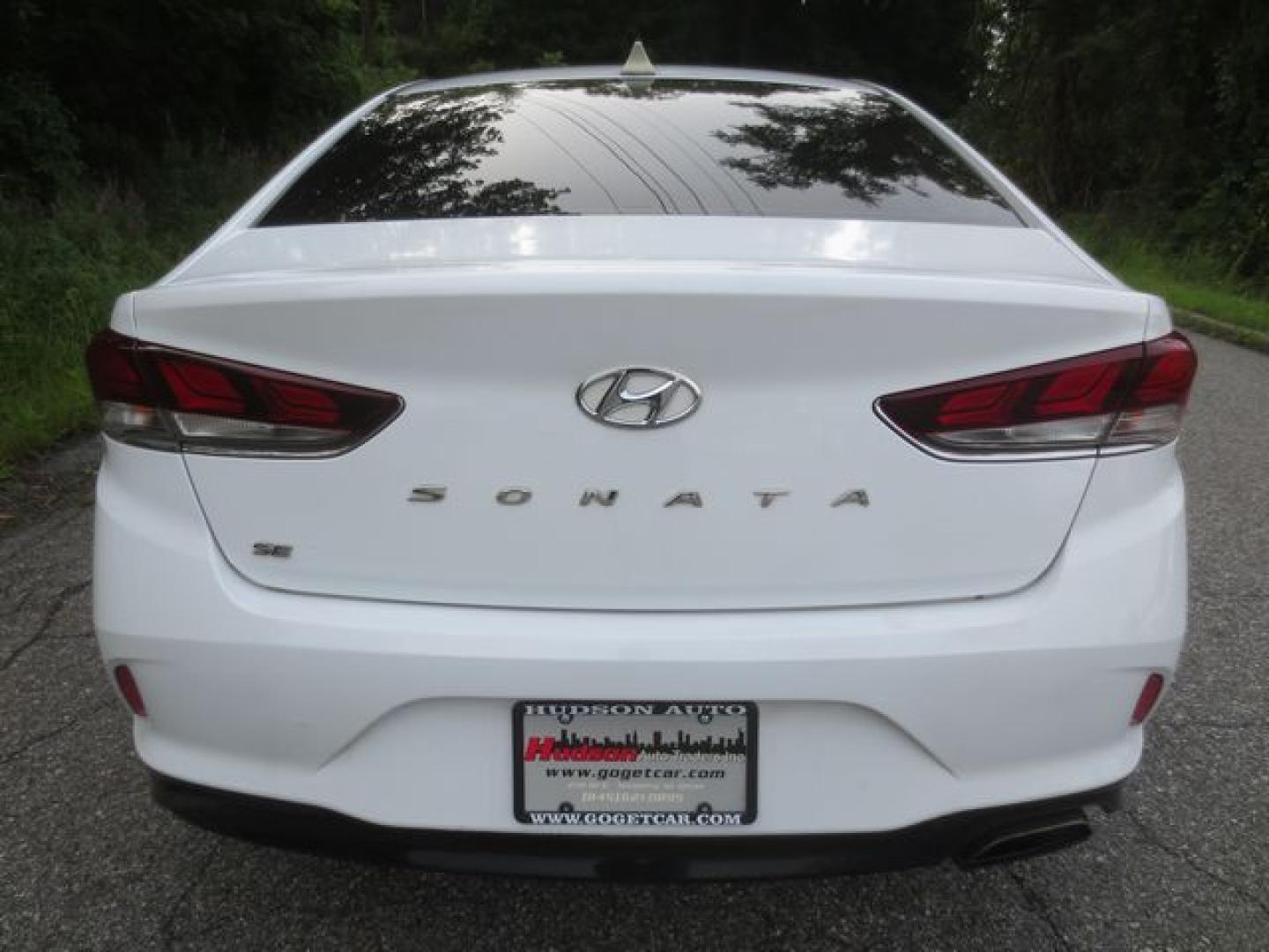2018 White /Black Hyundai Sonata SE (5NPE24AF9JH) with an 2.4L L4 DOHC 16V engine, Automatic transmission, located at 270 US Route 6, Mahopac, NY, 10541, (845) 621-0895, 41.349022, -73.755280- Photo#5