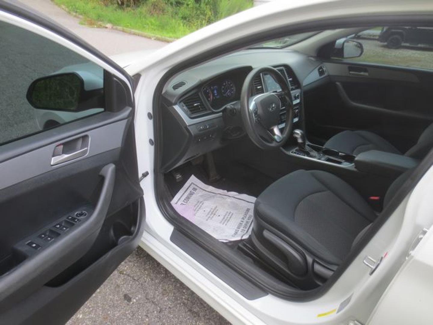 2018 White /Black Hyundai Sonata SE (5NPE24AF9JH) with an 2.4L L4 DOHC 16V engine, Automatic transmission, located at 270 US Route 6, Mahopac, NY, 10541, (845) 621-0895, 41.349022, -73.755280- Photo#6