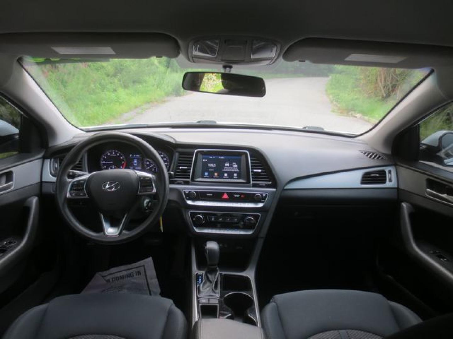 2018 White /Black Hyundai Sonata SE (5NPE24AF9JH) with an 2.4L L4 DOHC 16V engine, Automatic transmission, located at 270 US Route 6, Mahopac, NY, 10541, (845) 621-0895, 41.349022, -73.755280- Photo#7