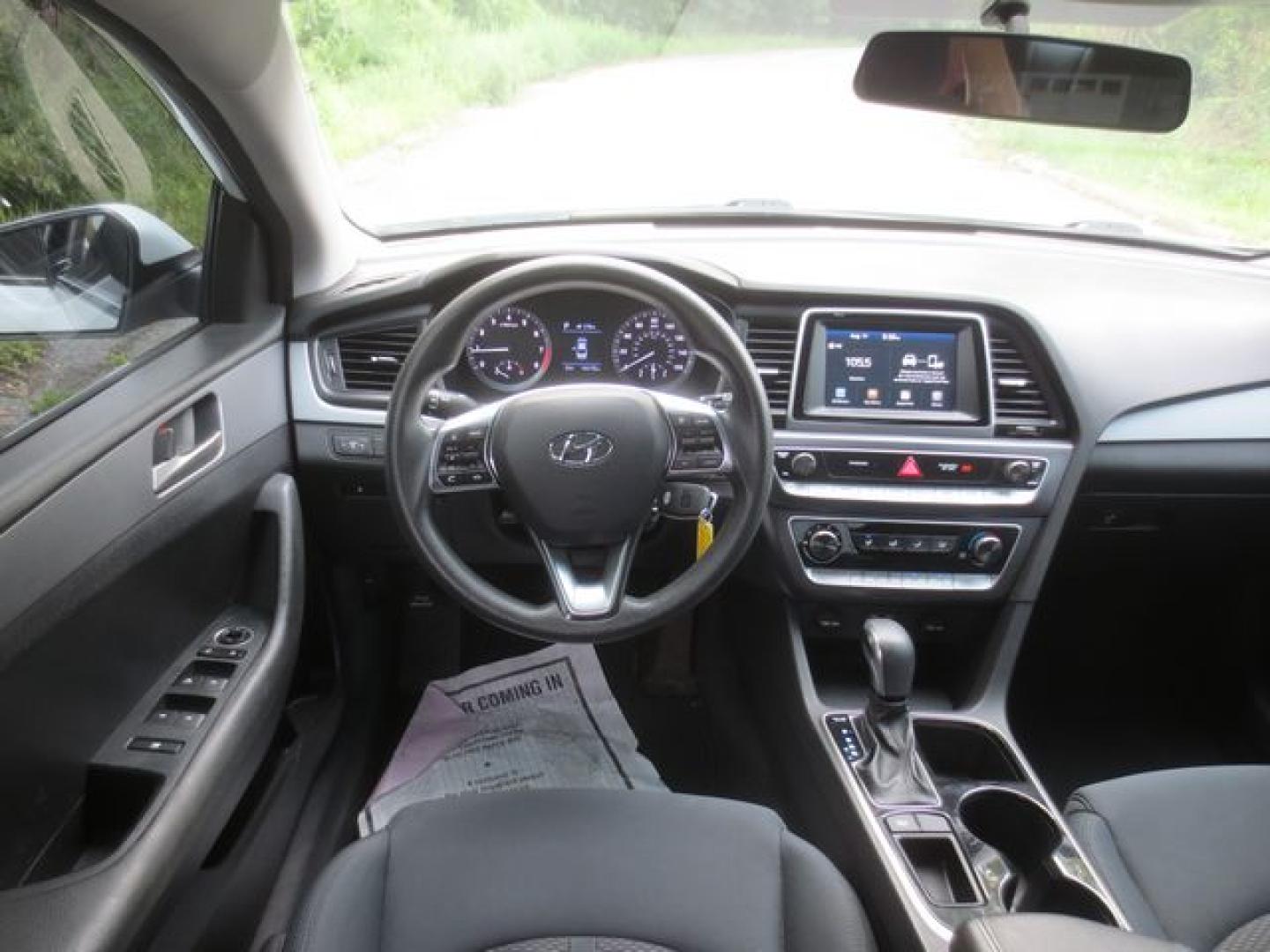 2018 White /Black Hyundai Sonata SE (5NPE24AF9JH) with an 2.4L L4 DOHC 16V engine, Automatic transmission, located at 270 US Route 6, Mahopac, NY, 10541, (845) 621-0895, 41.349022, -73.755280- Photo#8