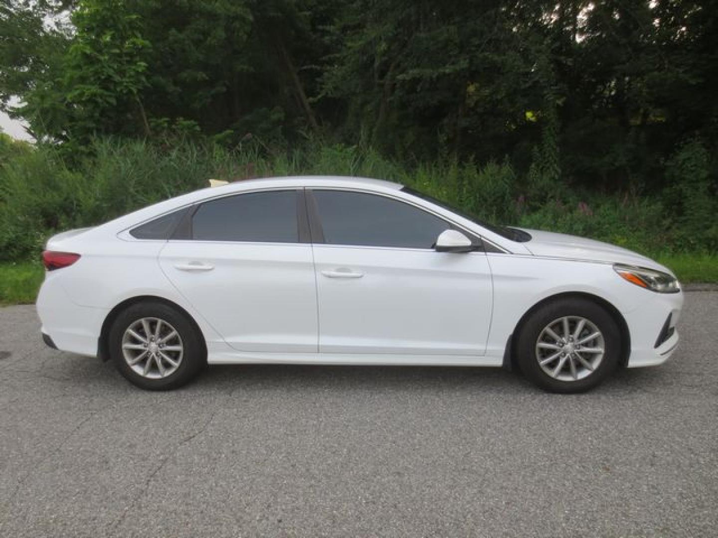 2018 White /Black Hyundai Sonata SE (5NPE24AF9JH) with an 2.4L L4 DOHC 16V engine, Automatic transmission, located at 270 US Route 6, Mahopac, NY, 10541, (845) 621-0895, 41.349022, -73.755280- Photo#10