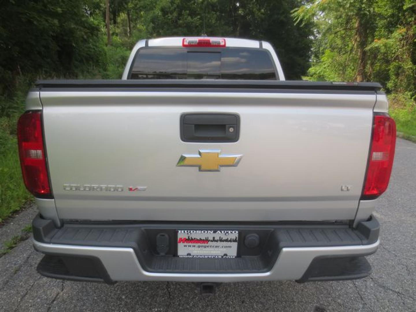2017 Silver /Gray Chevrolet Colorado LT (1GCGTCEN5H1) with an 3.6L V6 DOHC 24V engine, Automatic transmission, located at 270 US Route 6, Mahopac, NY, 10541, (845) 621-0895, 41.349022, -73.755280- Photo#5