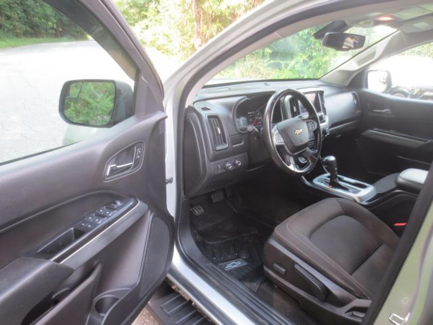 2017 Silver /Gray Chevrolet Colorado LT (1GCGTCEN5H1) with an 3.6L V6 DOHC 24V engine, Automatic transmission, located at 270 US Route 6, Mahopac, NY, 10541, (845) 621-0895, 41.349022, -73.755280- Photo#6