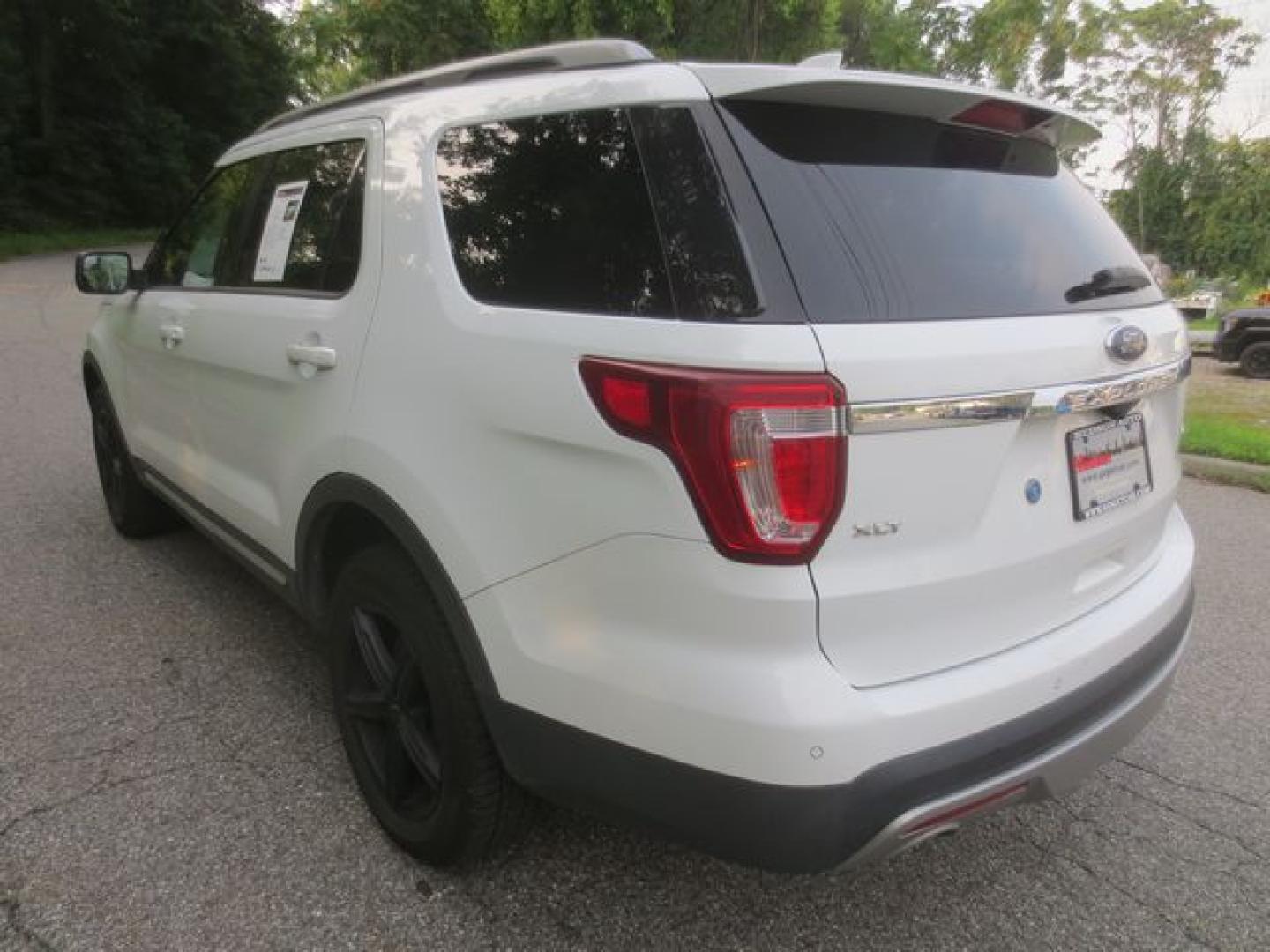 2016 White /Beige Ford Explorer XLT (1FM5K8D85GG) with an 3.5L V6 DOHC 24V engine, Automatic transmission, located at 270 US Route 6, Mahopac, NY, 10541, (845) 621-0895, 41.349022, -73.755280- Photo#4