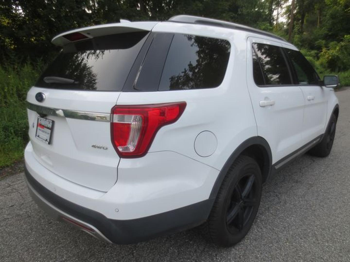 2016 White /Beige Ford Explorer XLT (1FM5K8D85GG) with an 3.5L V6 DOHC 24V engine, Automatic transmission, located at 270 US Route 6, Mahopac, NY, 10541, (845) 621-0895, 41.349022, -73.755280- Photo#3