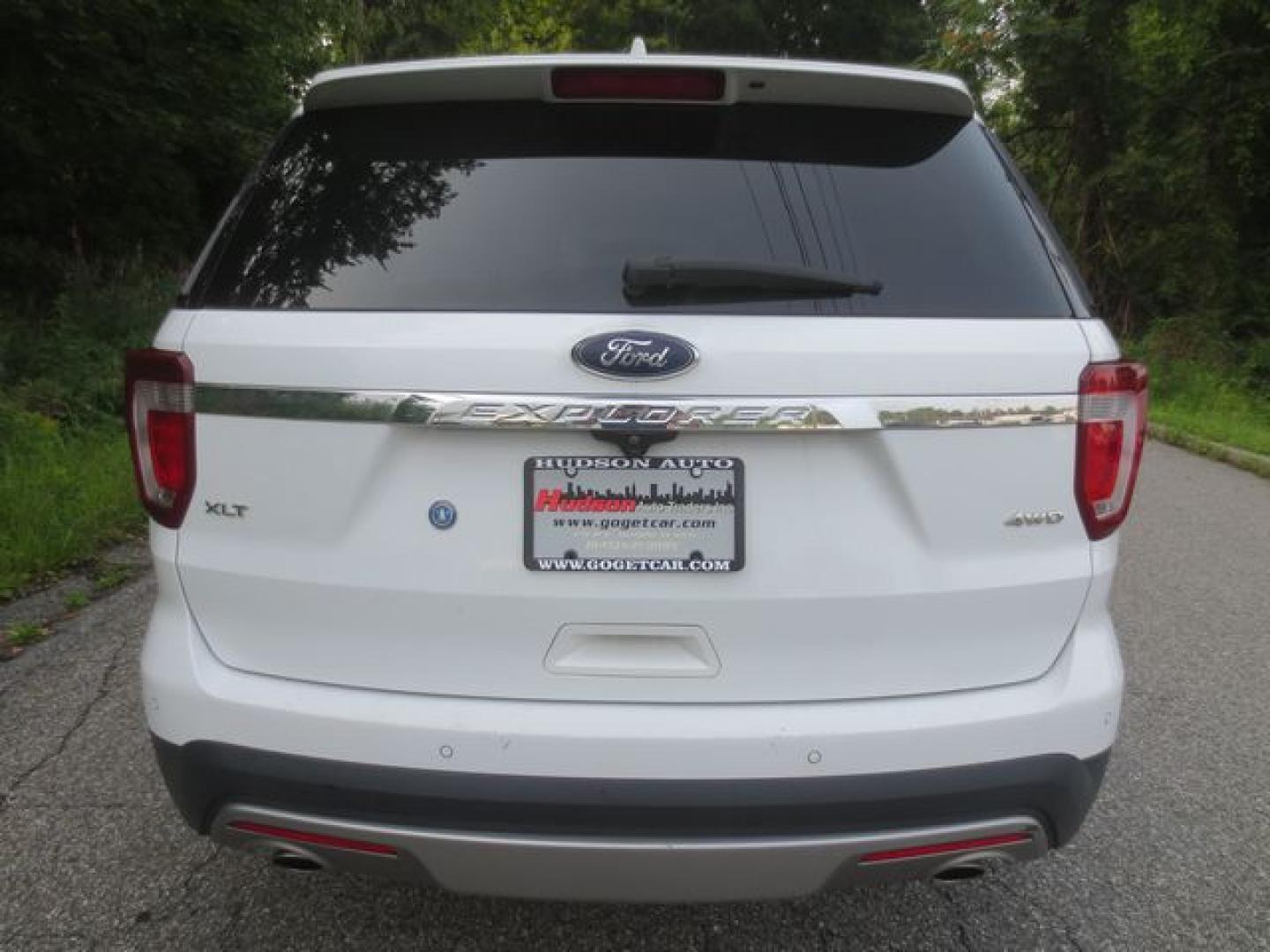2016 White /Beige Ford Explorer XLT (1FM5K8D85GG) with an 3.5L V6 DOHC 24V engine, Automatic transmission, located at 270 US Route 6, Mahopac, NY, 10541, (845) 621-0895, 41.349022, -73.755280- Photo#5