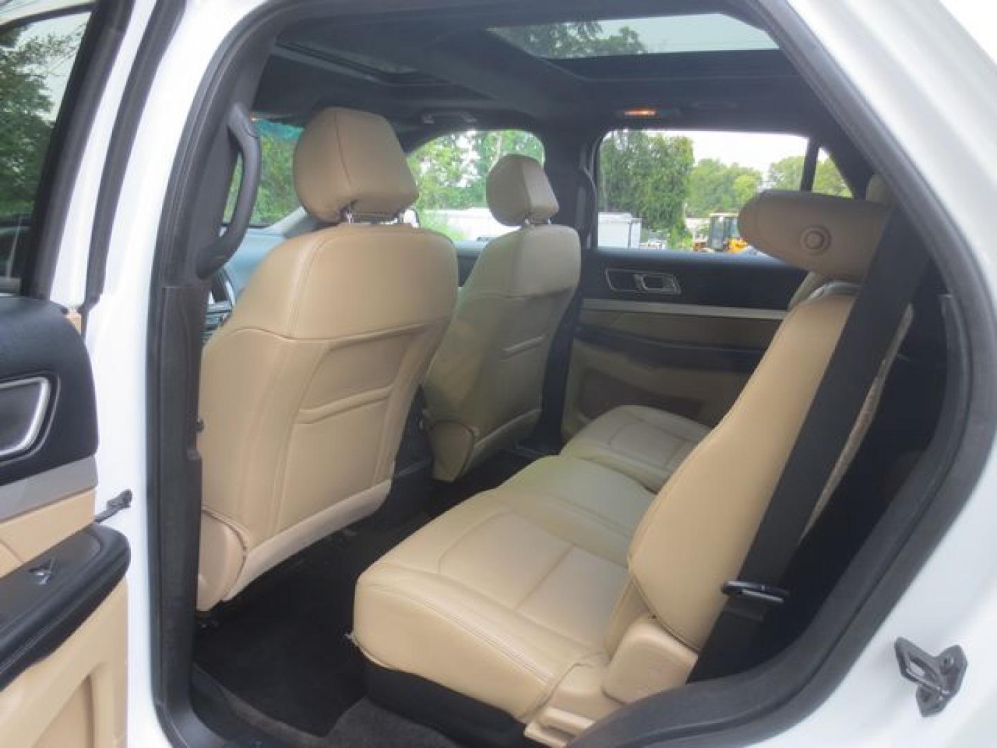2016 White /Beige Ford Explorer XLT (1FM5K8D85GG) with an 3.5L V6 DOHC 24V engine, Automatic transmission, located at 270 US Route 6, Mahopac, NY, 10541, (845) 621-0895, 41.349022, -73.755280- Photo#9