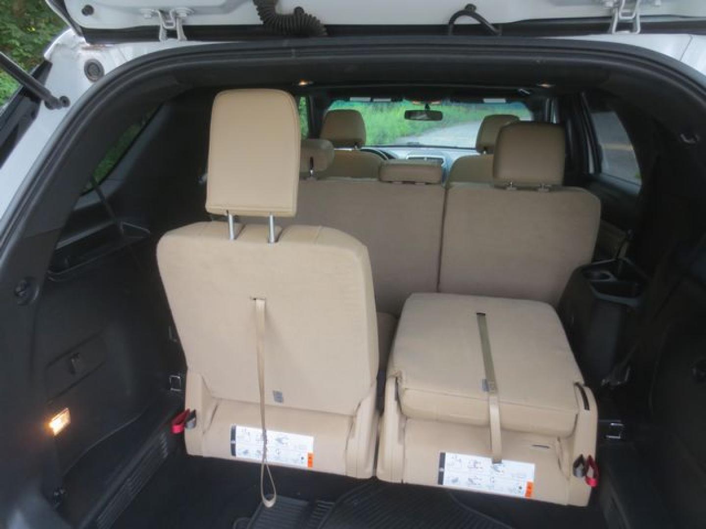 2016 White /Beige Ford Explorer XLT (1FM5K8D85GG) with an 3.5L V6 DOHC 24V engine, Automatic transmission, located at 270 US Route 6, Mahopac, NY, 10541, (845) 621-0895, 41.349022, -73.755280- Photo#10