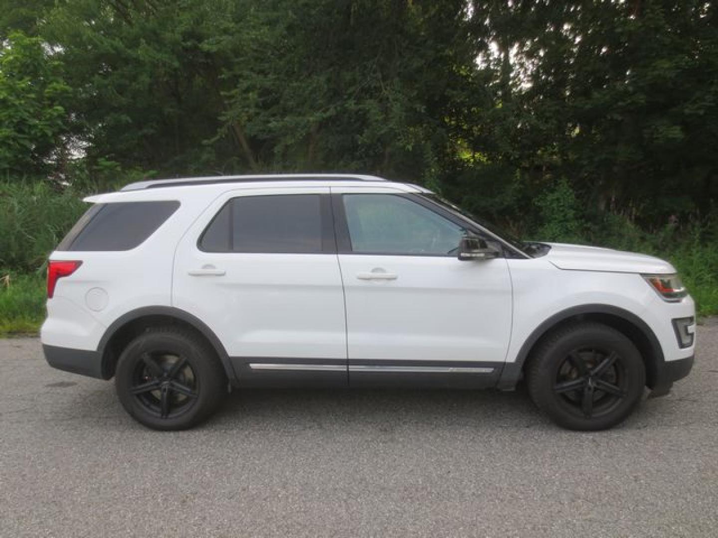 2016 White /Beige Ford Explorer XLT (1FM5K8D85GG) with an 3.5L V6 DOHC 24V engine, Automatic transmission, located at 270 US Route 6, Mahopac, NY, 10541, (845) 621-0895, 41.349022, -73.755280- Photo#12