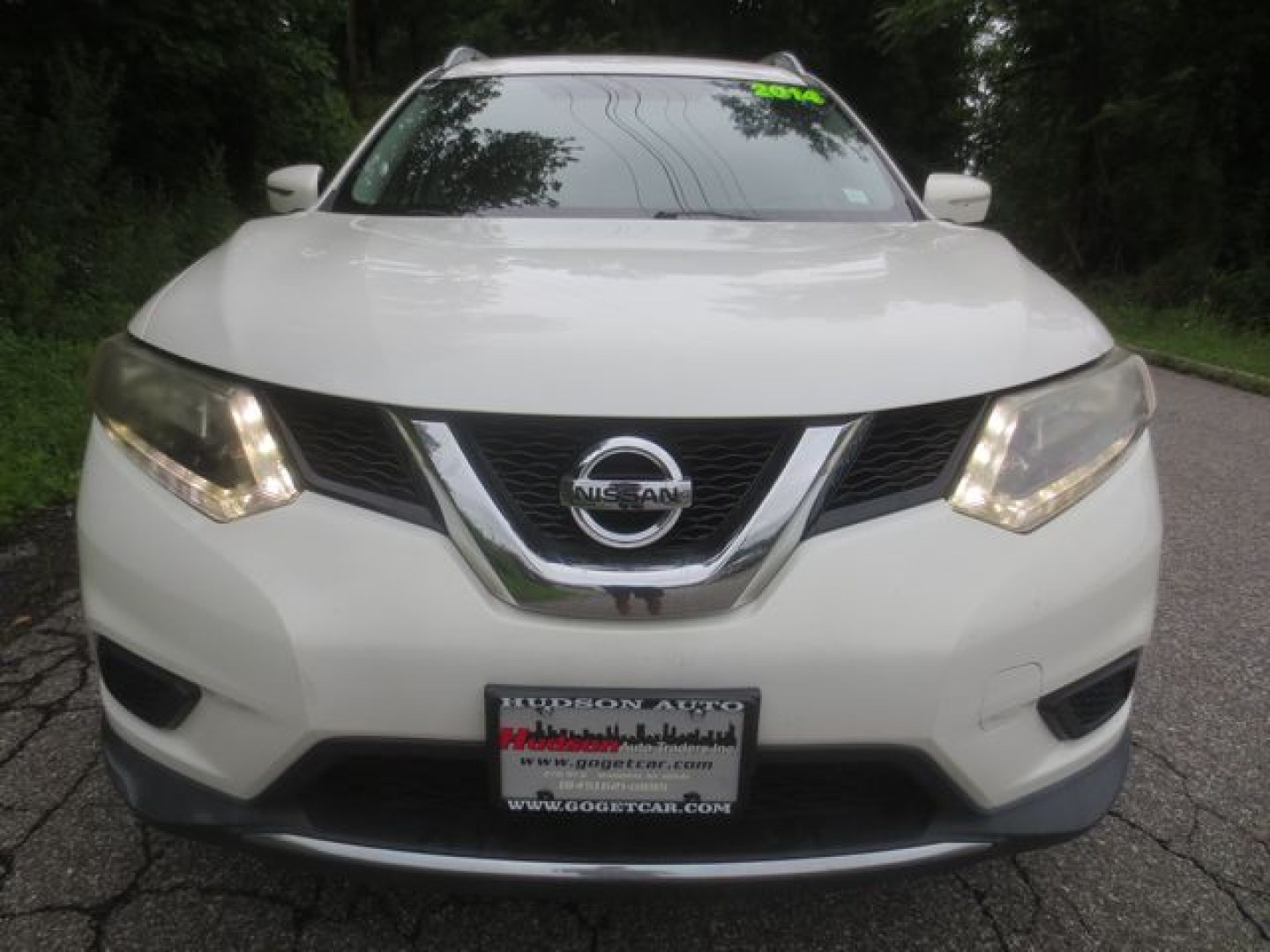 2014 White /Black Nissan Rogue SV (5N1AT2MV2EC) with an 2.5L L4 DOHC 16V engine, Automatic transmission, located at 270 US Route 6, Mahopac, NY, 10541, (845) 621-0895, 41.349022, -73.755280- Photo#2