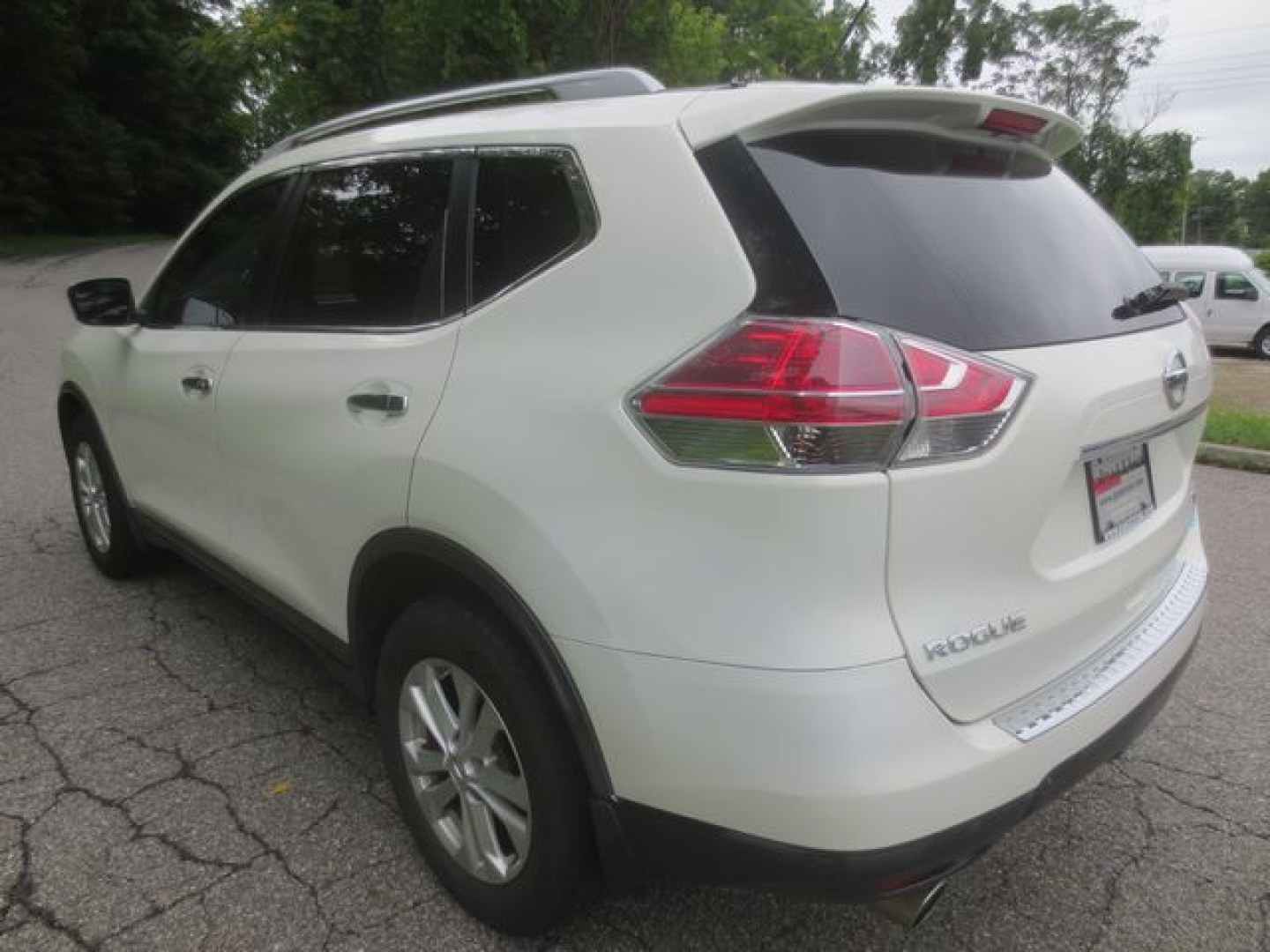 2014 White /Black Nissan Rogue SV (5N1AT2MV2EC) with an 2.5L L4 DOHC 16V engine, Automatic transmission, located at 270 US Route 6, Mahopac, NY, 10541, (845) 621-0895, 41.349022, -73.755280- Photo#4