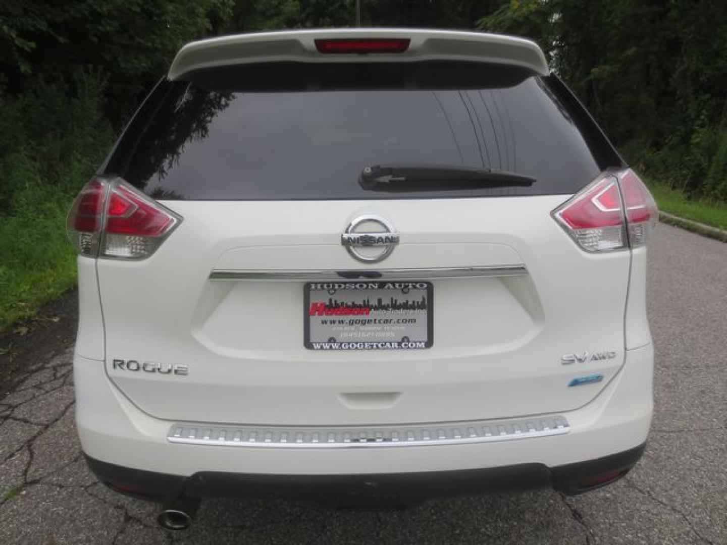 2014 White /Black Nissan Rogue SV (5N1AT2MV2EC) with an 2.5L L4 DOHC 16V engine, Automatic transmission, located at 270 US Route 6, Mahopac, NY, 10541, (845) 621-0895, 41.349022, -73.755280- Photo#5
