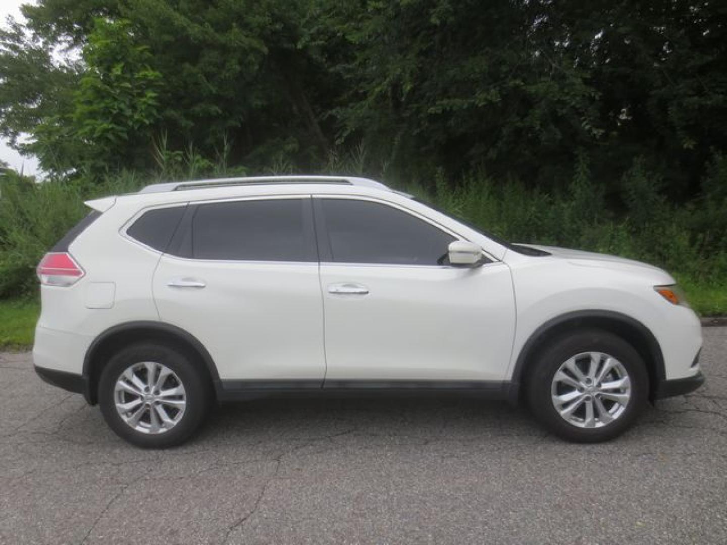 2014 White /Black Nissan Rogue SV (5N1AT2MV2EC) with an 2.5L L4 DOHC 16V engine, Automatic transmission, located at 270 US Route 6, Mahopac, NY, 10541, (845) 621-0895, 41.349022, -73.755280- Photo#10