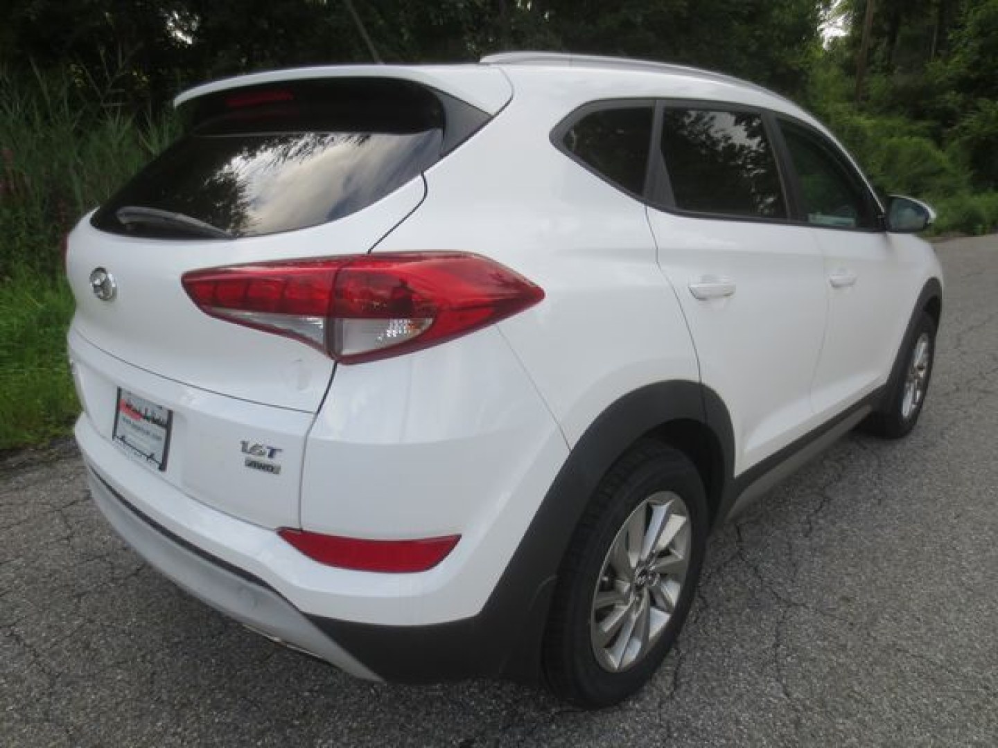 2017 White /Gray Hyundai Tucson Eco (KM8J3CA21HU) with an 1.6L L4 DOHC 16V engine, Automatic transmission, located at 270 US Route 6, Mahopac, NY, 10541, (845) 621-0895, 41.349022, -73.755280- Photo#3