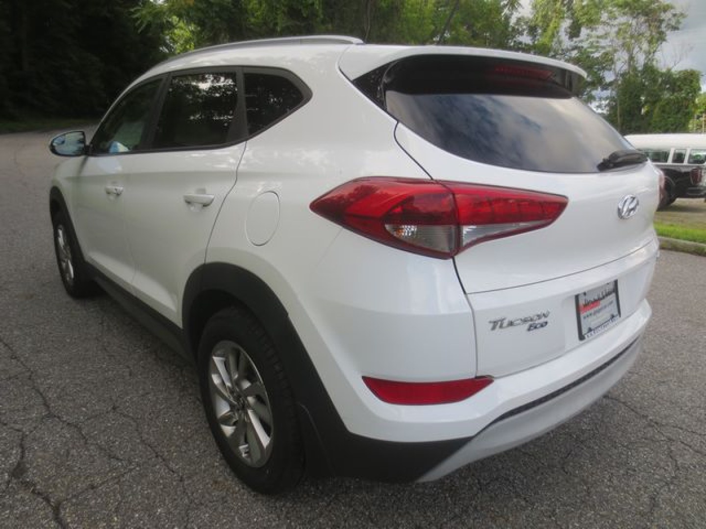 2017 White /Gray Hyundai Tucson Eco (KM8J3CA21HU) with an 1.6L L4 DOHC 16V engine, Automatic transmission, located at 270 US Route 6, Mahopac, NY, 10541, (845) 621-0895, 41.349022, -73.755280- Photo#4