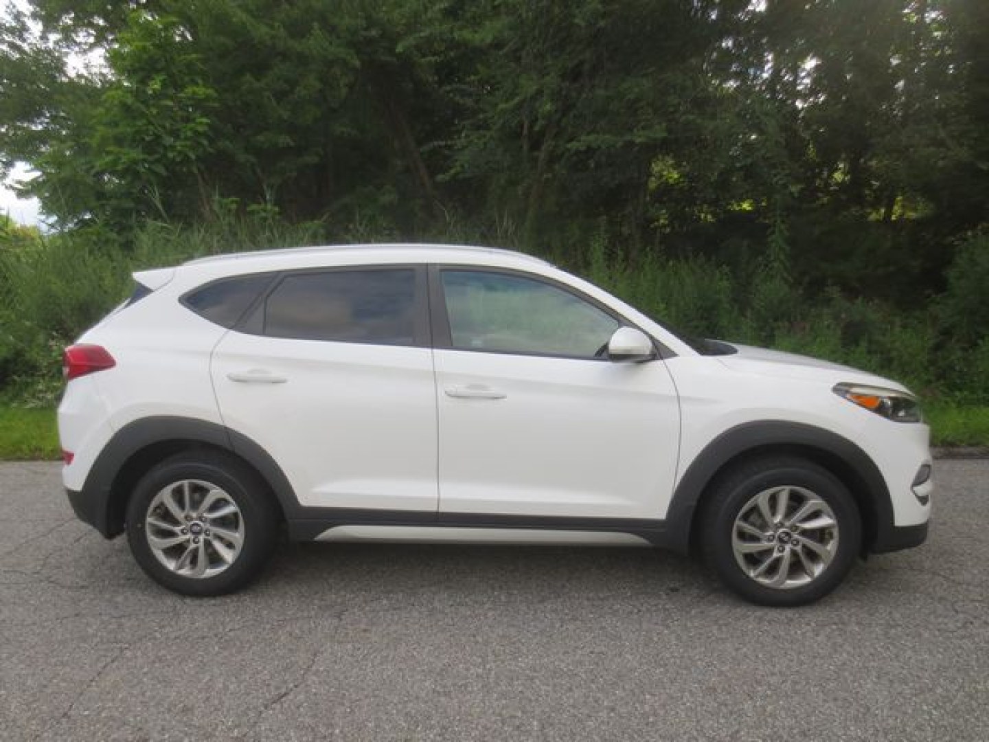 2017 White /Gray Hyundai Tucson Eco (KM8J3CA21HU) with an 1.6L L4 DOHC 16V engine, Automatic transmission, located at 270 US Route 6, Mahopac, NY, 10541, (845) 621-0895, 41.349022, -73.755280- Photo#10