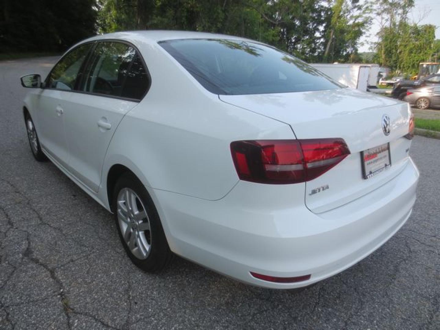 2018 White /Gray Volkswagen Jetta S (3VW2B7AJ8JM) with an 1.4L L4 DOHC 20V engine, Automatic transmission, located at 270 US Route 6, Mahopac, NY, 10541, (845) 621-0895, 41.349022, -73.755280- Photo#4