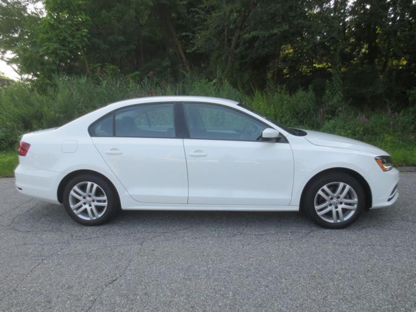2018 White /Gray Volkswagen Jetta S (3VW2B7AJ8JM) with an 1.4L L4 DOHC 20V engine, Automatic transmission, located at 270 US Route 6, Mahopac, NY, 10541, (845) 621-0895, 41.349022, -73.755280- Photo#10