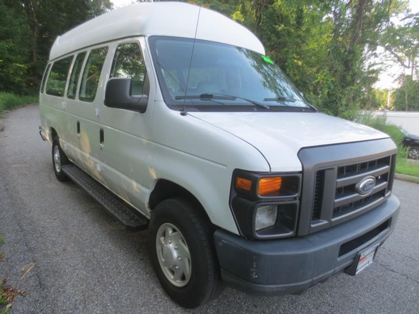 2009 White /Gray Ford E-Series Van E-250 Extended (1FTNS24W99D) with an 4.6L V8 SOHC 16V engine, Automatic transmission, located at 270 US Route 6, Mahopac, NY, 10541, (845) 621-0895, 41.349022, -73.755280- Photo#1