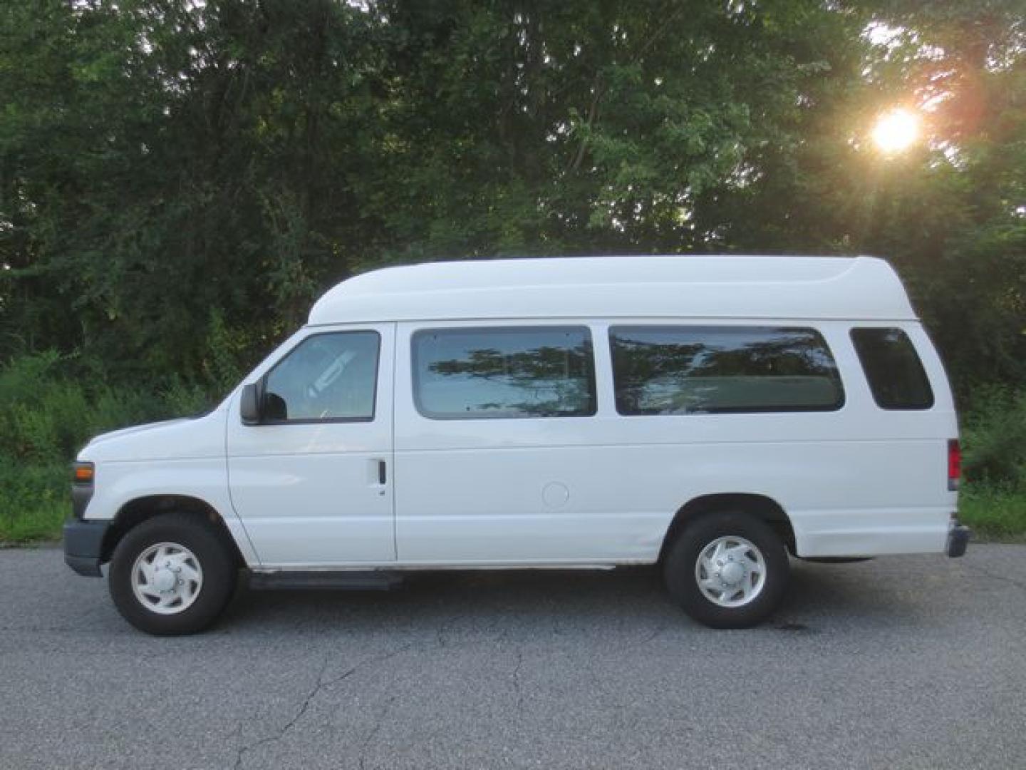 2009 White /Gray Ford E-Series Van E-250 Extended (1FTNS24W99D) with an 4.6L V8 SOHC 16V engine, Automatic transmission, located at 270 US Route 6, Mahopac, NY, 10541, (845) 621-0895, 41.349022, -73.755280- Photo#9