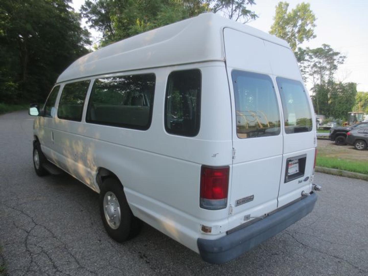 2009 White /Gray Ford E-Series Van E-250 Extended (1FTNS24W99D) with an 4.6L V8 SOHC 16V engine, Automatic transmission, located at 270 US Route 6, Mahopac, NY, 10541, (845) 621-0895, 41.349022, -73.755280- Photo#4