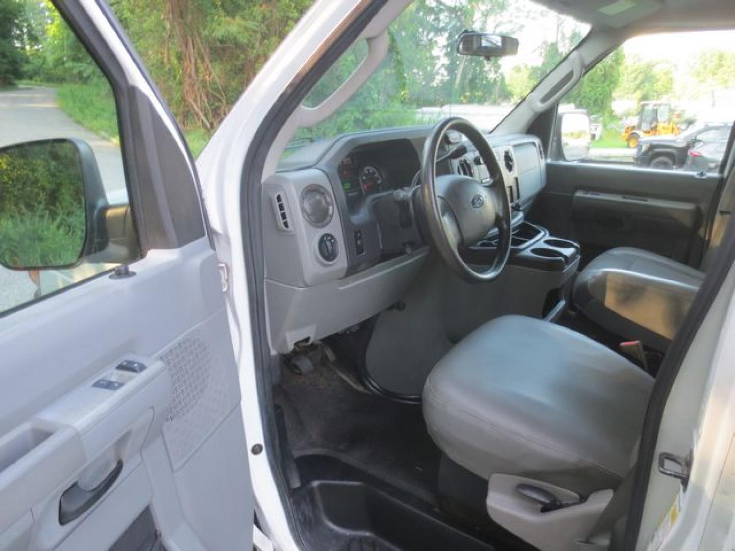 2009 White /Gray Ford E-Series Van E-250 Extended (1FTNS24W99D) with an 4.6L V8 SOHC 16V engine, Automatic transmission, located at 270 US Route 6, Mahopac, NY, 10541, (845) 621-0895, 41.349022, -73.755280- Photo#5