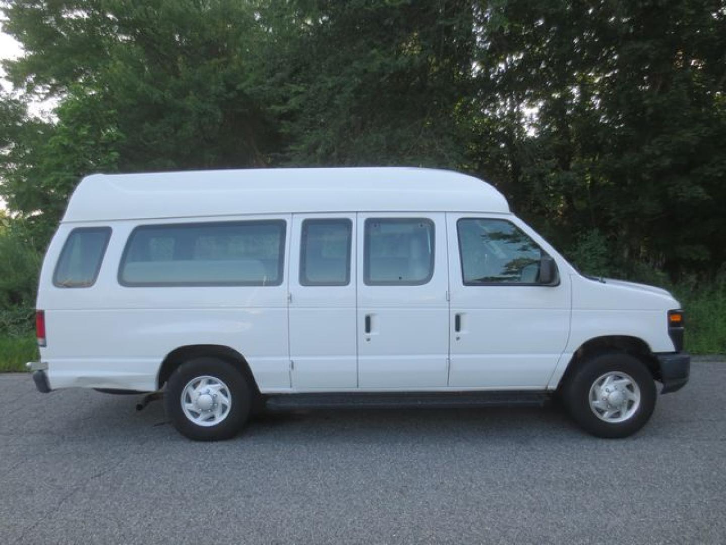 2009 White /Gray Ford E-Series Van E-250 Extended (1FTNS24W99D) with an 4.6L V8 SOHC 16V engine, Automatic transmission, located at 270 US Route 6, Mahopac, NY, 10541, (845) 621-0895, 41.349022, -73.755280- Photo#8