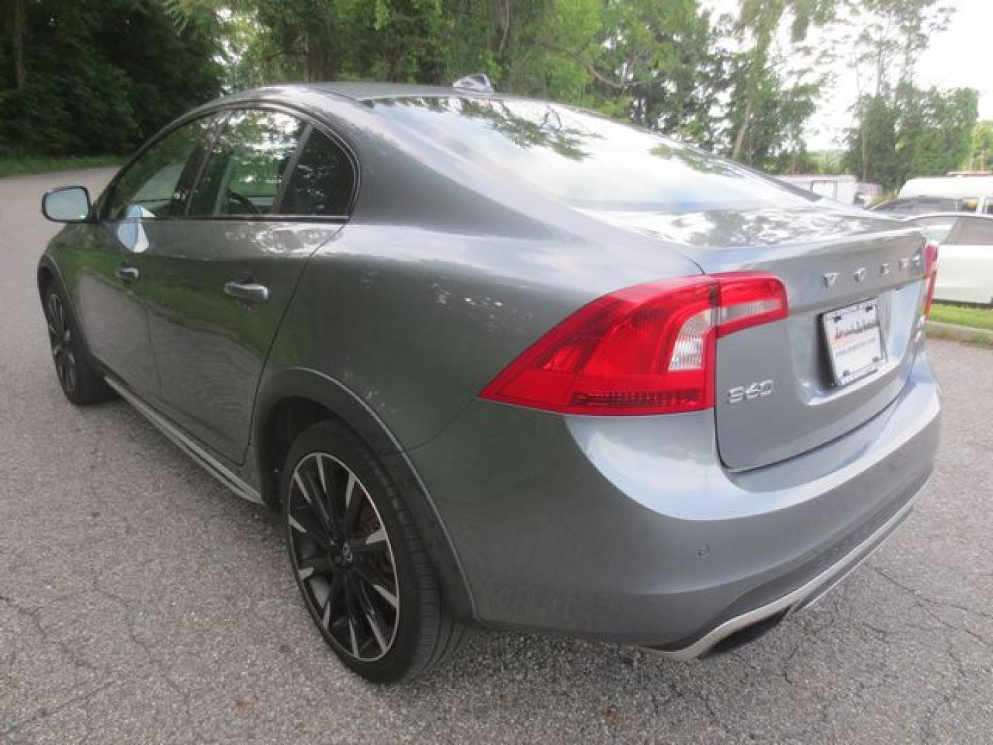 2016 Gray /Gray Volvo V60 Cross Country T5 Platinum (YV4612UM6G2) with an 2.5L L5 DOHC 20V engine, Automatic transmission, located at 270 US Route 6, Mahopac, NY, 10541, (845) 621-0895, 41.349022, -73.755280- Photo#4