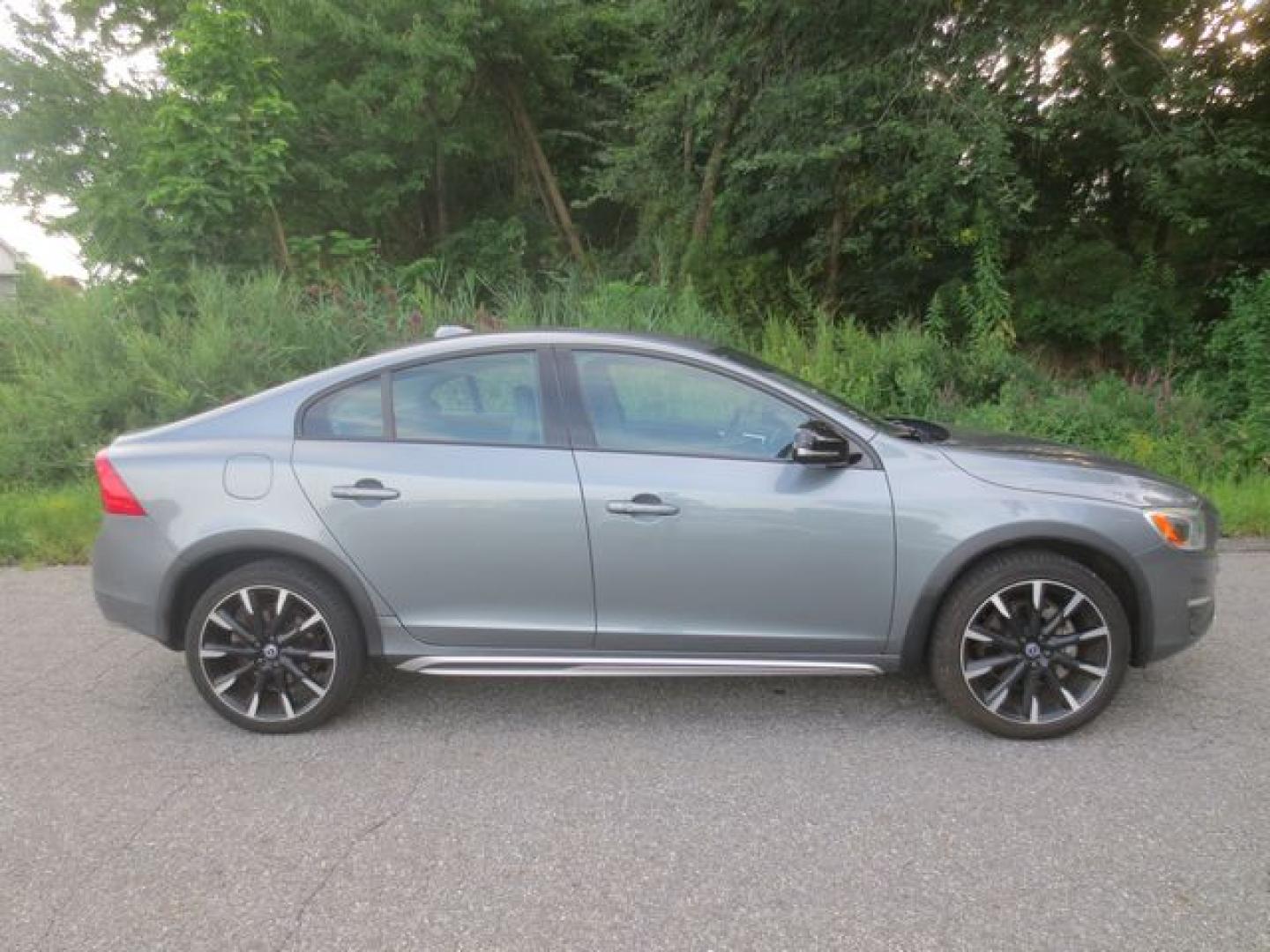 2016 Gray /Gray Volvo V60 Cross Country T5 Platinum (YV4612UM6G2) with an 2.5L L5 DOHC 20V engine, Automatic transmission, located at 270 US Route 6, Mahopac, NY, 10541, (845) 621-0895, 41.349022, -73.755280- Photo#10