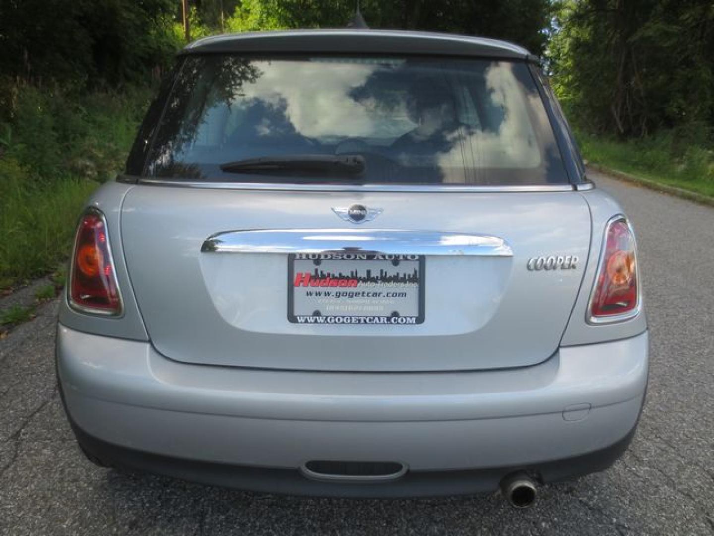 2009 Silver /Gray Mini Cooper Base (WMWMF33529T) with an 1.6L L4 DOHC 16V engine, Automatic transmission, located at 270 US Route 6, Mahopac, NY, 10541, (845) 621-0895, 41.349022, -73.755280- Photo#5