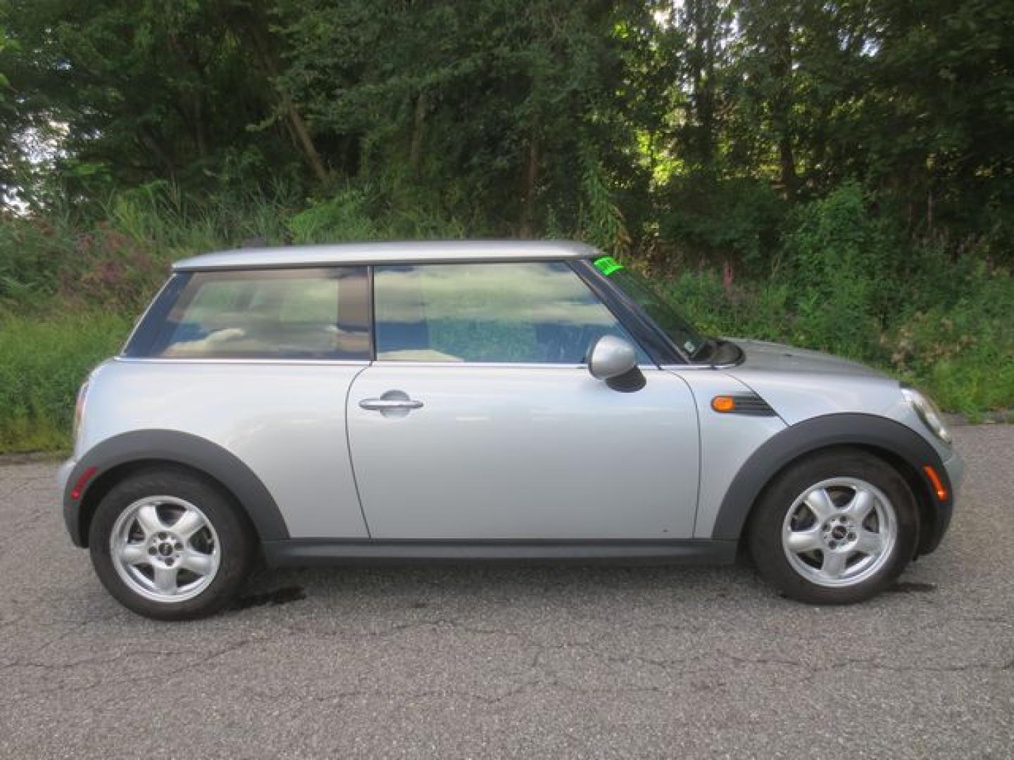 2009 Silver /Gray Mini Cooper Base (WMWMF33529T) with an 1.6L L4 DOHC 16V engine, Automatic transmission, located at 270 US Route 6, Mahopac, NY, 10541, (845) 621-0895, 41.349022, -73.755280- Photo#8