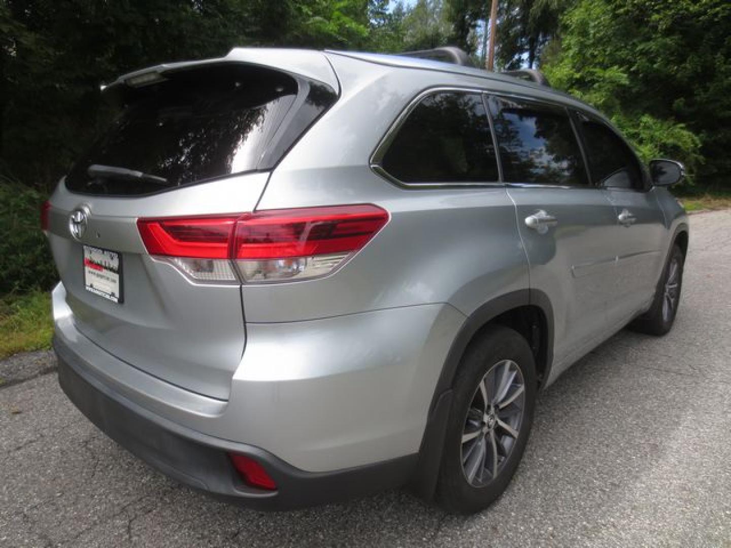 2017 Silver /Black Toyota Highlander XLE (5TDJZRFH5HS) with an 3.5L V6 DOHC 24V engine, Automatic transmission, located at 270 US Route 6, Mahopac, NY, 10541, (845) 621-0895, 41.349022, -73.755280- Photo#3