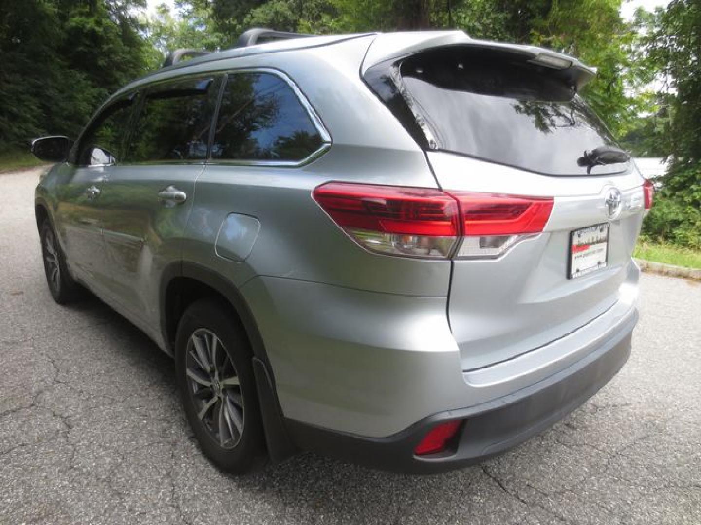 2017 Silver /Black Toyota Highlander XLE (5TDJZRFH5HS) with an 3.5L V6 DOHC 24V engine, Automatic transmission, located at 270 US Route 6, Mahopac, NY, 10541, (845) 621-0895, 41.349022, -73.755280- Photo#4
