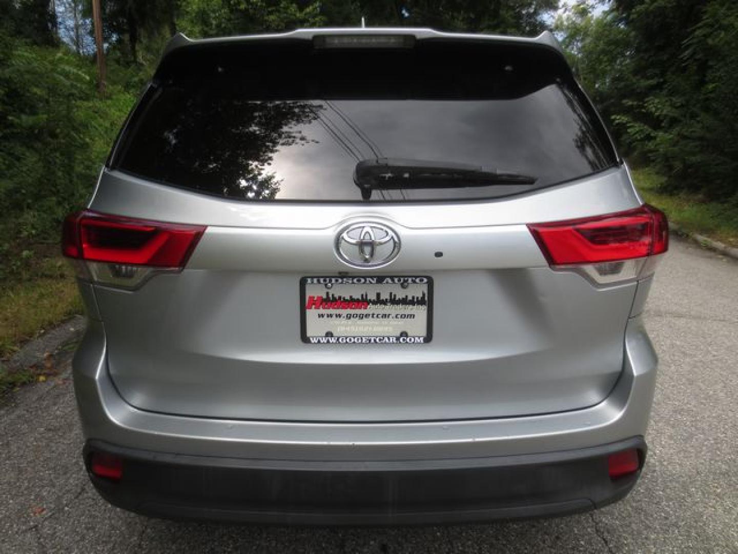 2017 Silver /Black Toyota Highlander XLE (5TDJZRFH5HS) with an 3.5L V6 DOHC 24V engine, Automatic transmission, located at 270 US Route 6, Mahopac, NY, 10541, (845) 621-0895, 41.349022, -73.755280- Photo#5