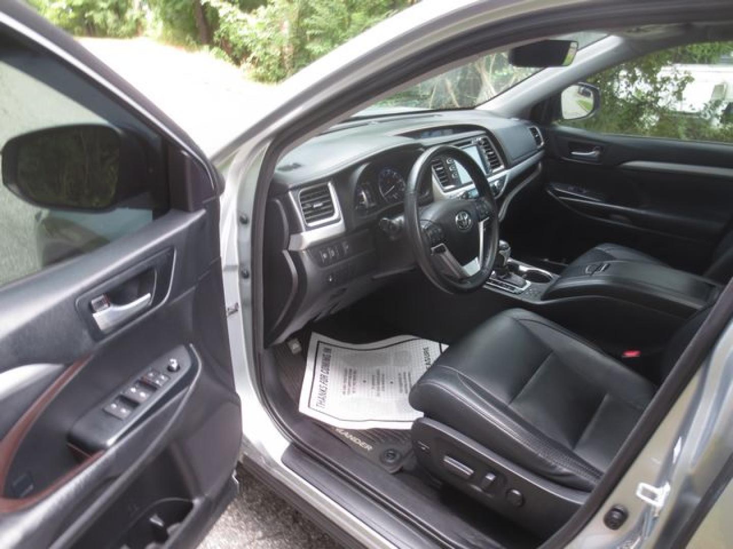 2017 Silver /Black Toyota Highlander XLE (5TDJZRFH5HS) with an 3.5L V6 DOHC 24V engine, Automatic transmission, located at 270 US Route 6, Mahopac, NY, 10541, (845) 621-0895, 41.349022, -73.755280- Photo#6