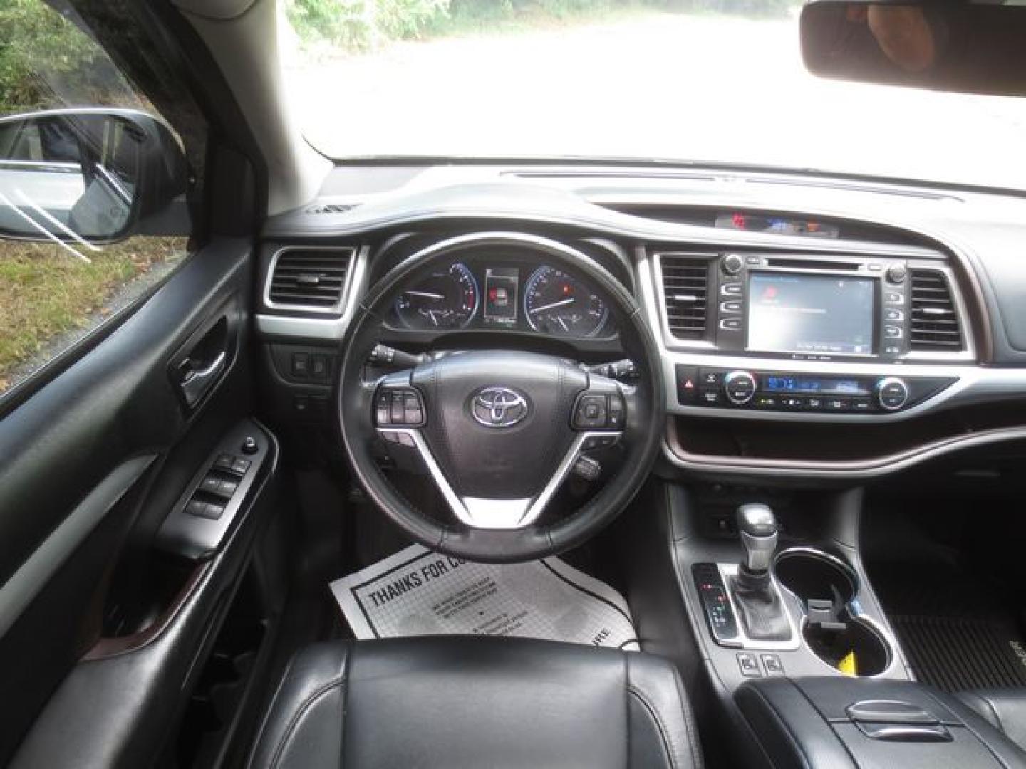 2017 Silver /Black Toyota Highlander XLE (5TDJZRFH5HS) with an 3.5L V6 DOHC 24V engine, Automatic transmission, located at 270 US Route 6, Mahopac, NY, 10541, (845) 621-0895, 41.349022, -73.755280- Photo#8
