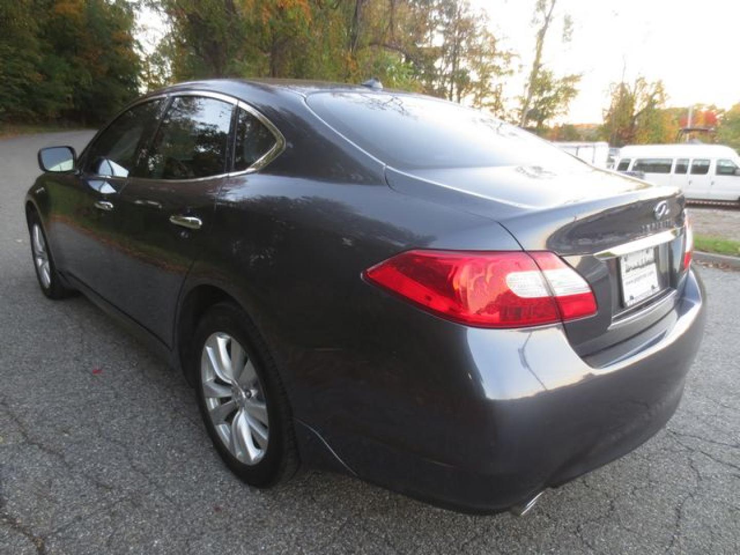 2011 Gray /Black Infiniti M M37x (JN1BY1AR6BM) with an 3.7L V6 DOHC 24V engine, Automatic transmission, located at 270 US Route 6, Mahopac, NY, 10541, (845) 621-0895, 41.349022, -73.755280- Photo#4