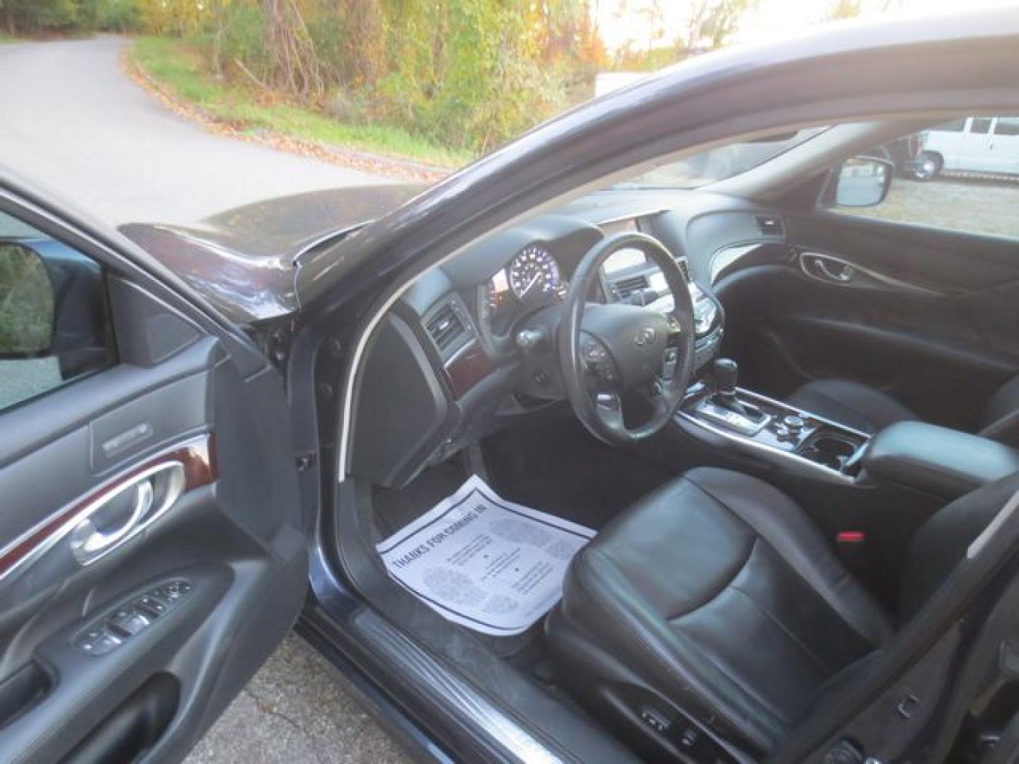 2011 Gray /Black Infiniti M M37x (JN1BY1AR6BM) with an 3.7L V6 DOHC 24V engine, Automatic transmission, located at 270 US Route 6, Mahopac, NY, 10541, (845) 621-0895, 41.349022, -73.755280- Photo#6