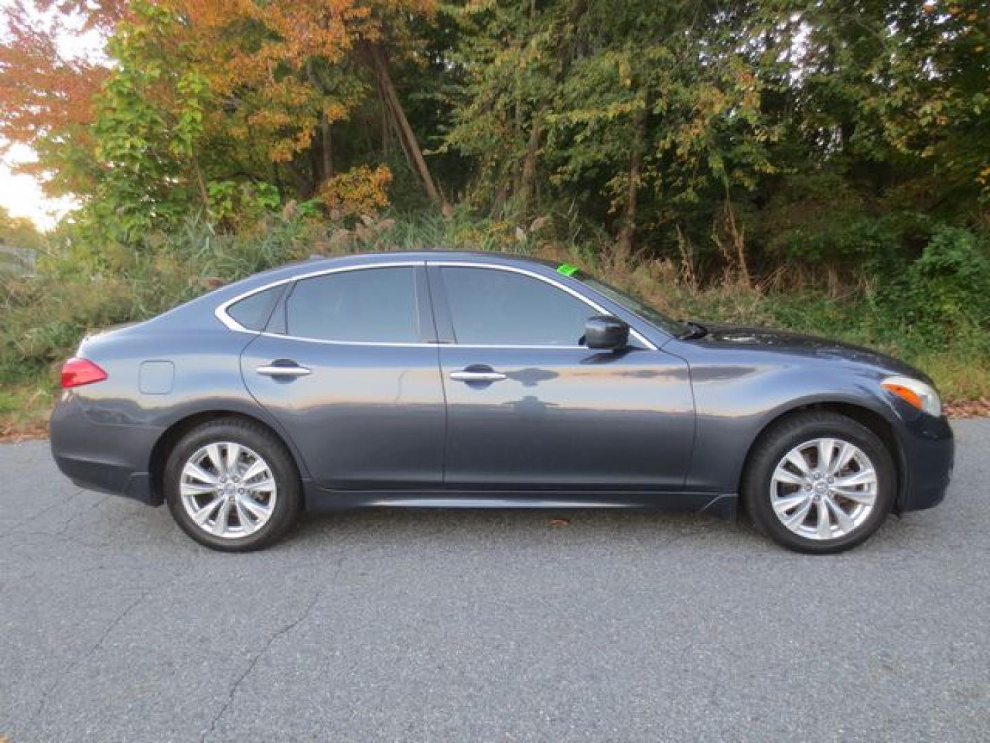 2011 Gray /Black Infiniti M M37x (JN1BY1AR6BM) with an 3.7L V6 DOHC 24V engine, Automatic transmission, located at 270 US Route 6, Mahopac, NY, 10541, (845) 621-0895, 41.349022, -73.755280- Photo#9
